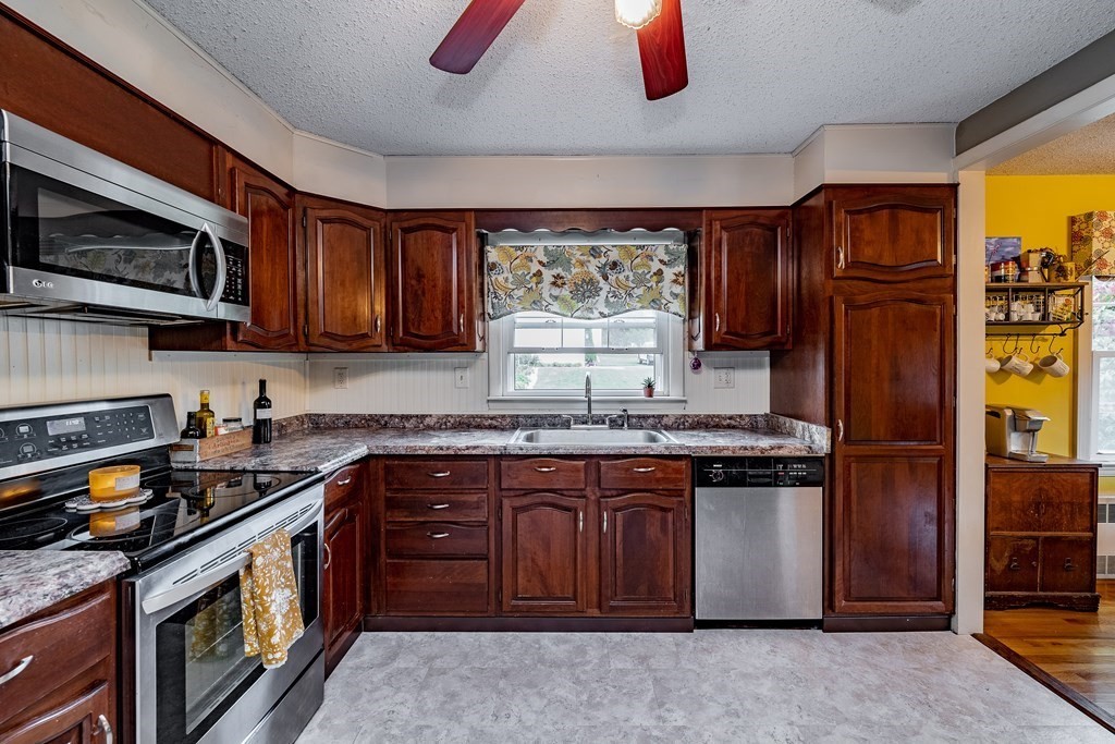 147 Granby Road South Hadley, MA 01075 - Photo 4 of 37 Gallery Image 4