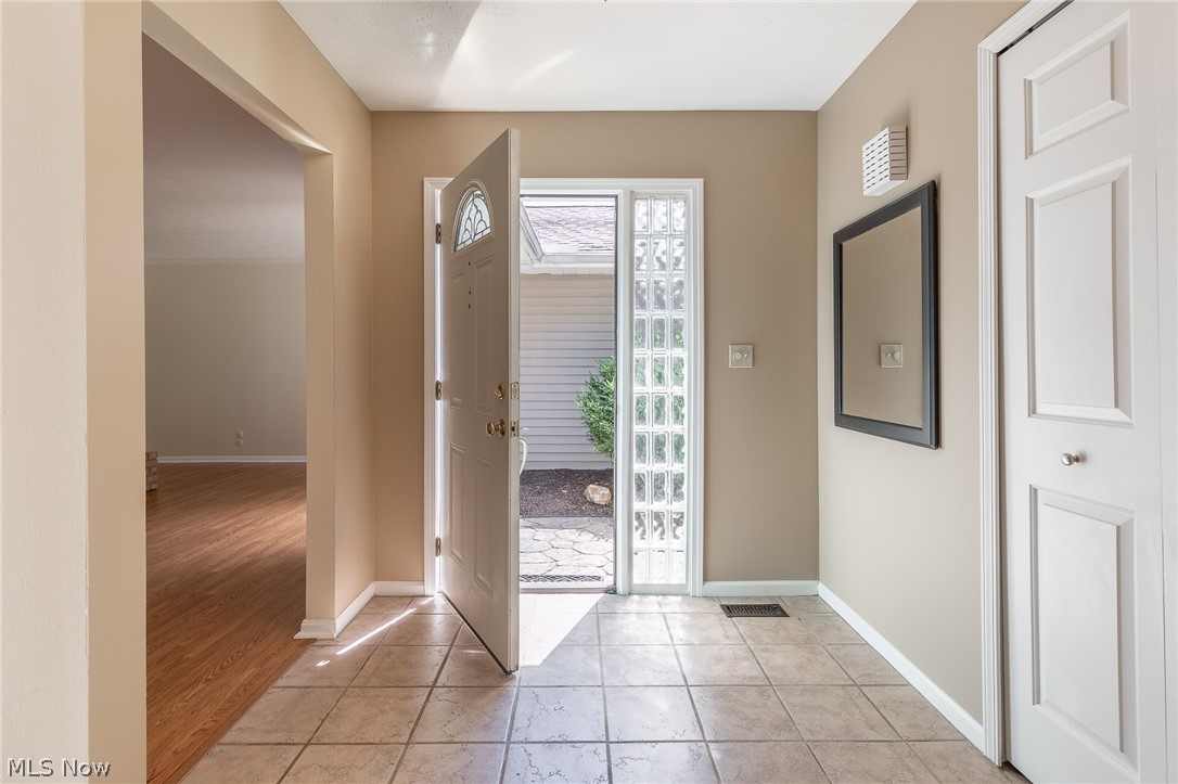8605 Hendricks Road Mentor, OH 44060 - Photo 5 of 27 Foyer