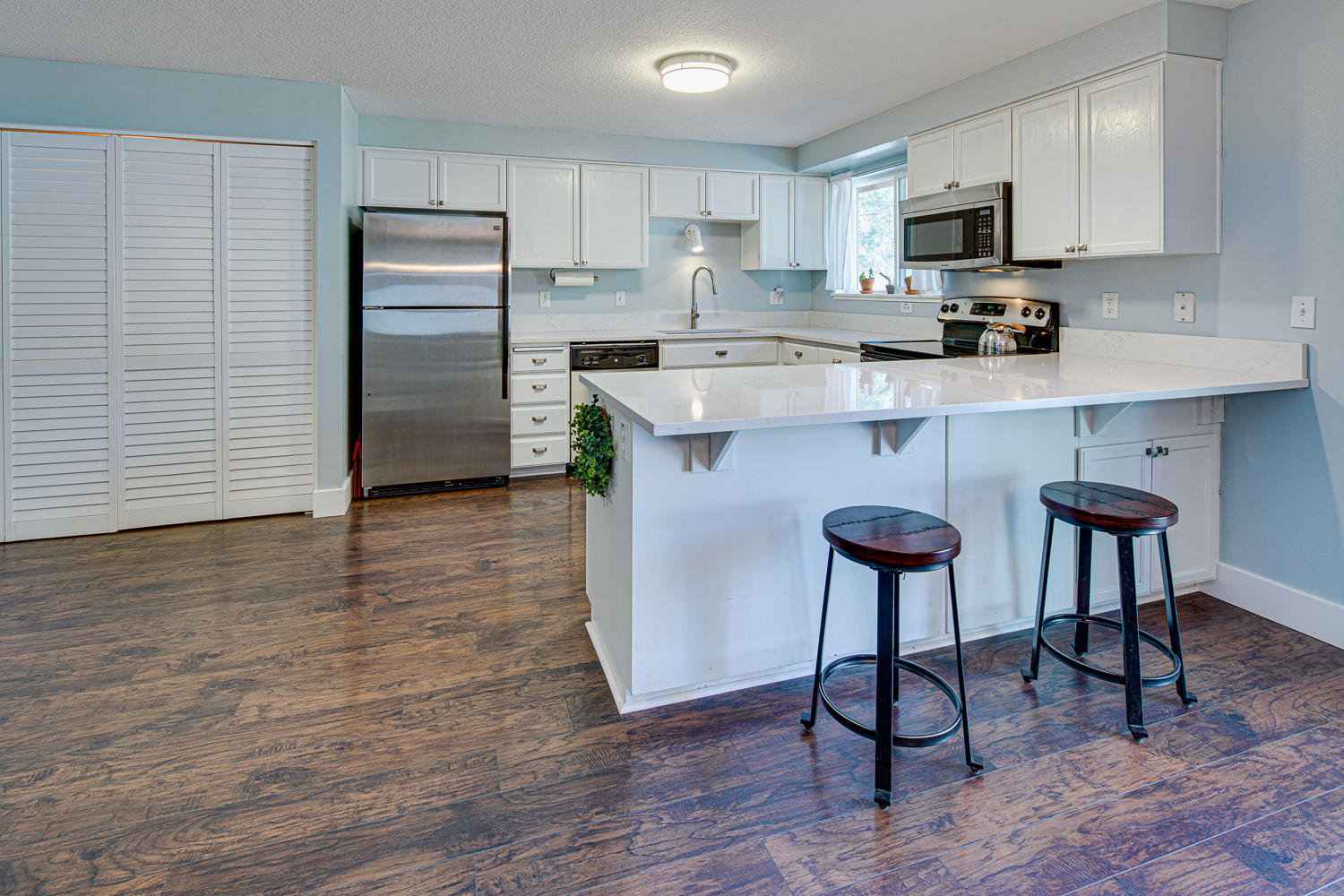 55741 Swan Road Bend, OR 97707 - Photo 16 of 35 Kitchen Breakfast Bar