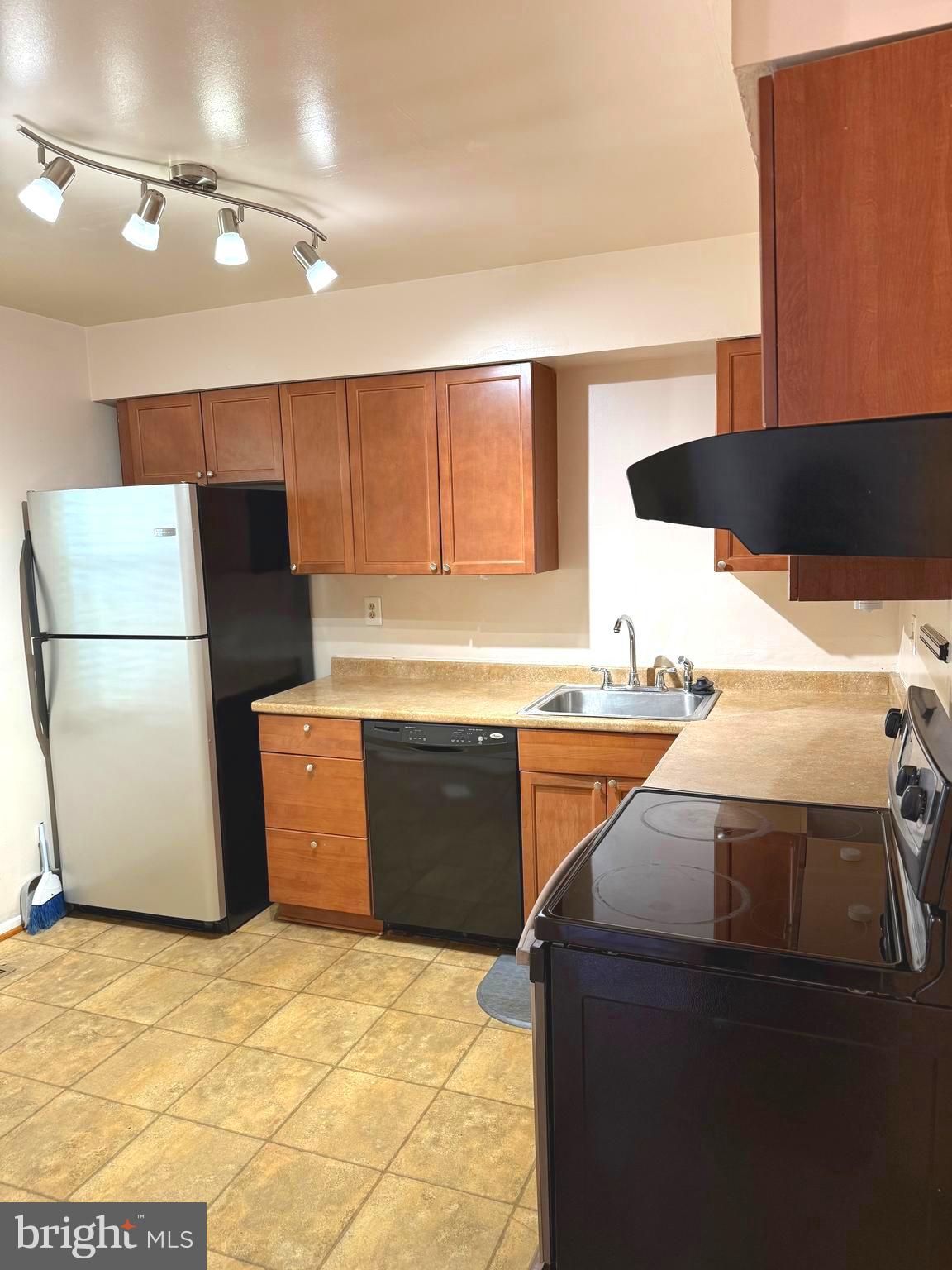 7028 Palamar Turn Lanham, MD 20706 - Photo 17 of 44 a kitchen with a refrigerator and a stove