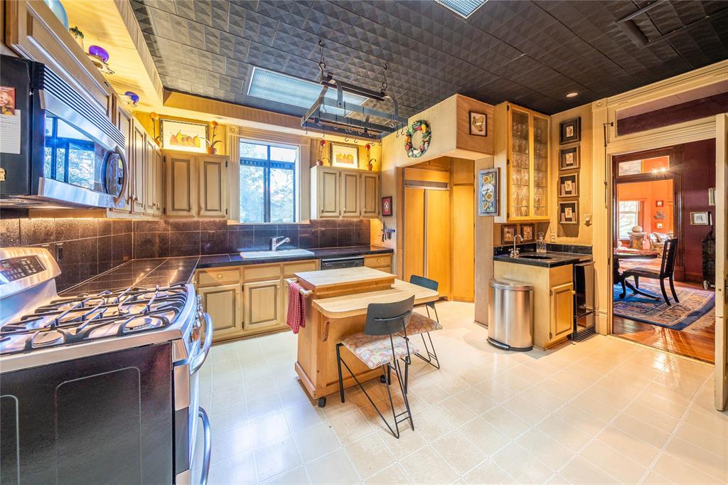 318 Northwest Ave A Hamlin, TX 79520 - Photo 5 of 23 a view of a dinning table and chairs in the room