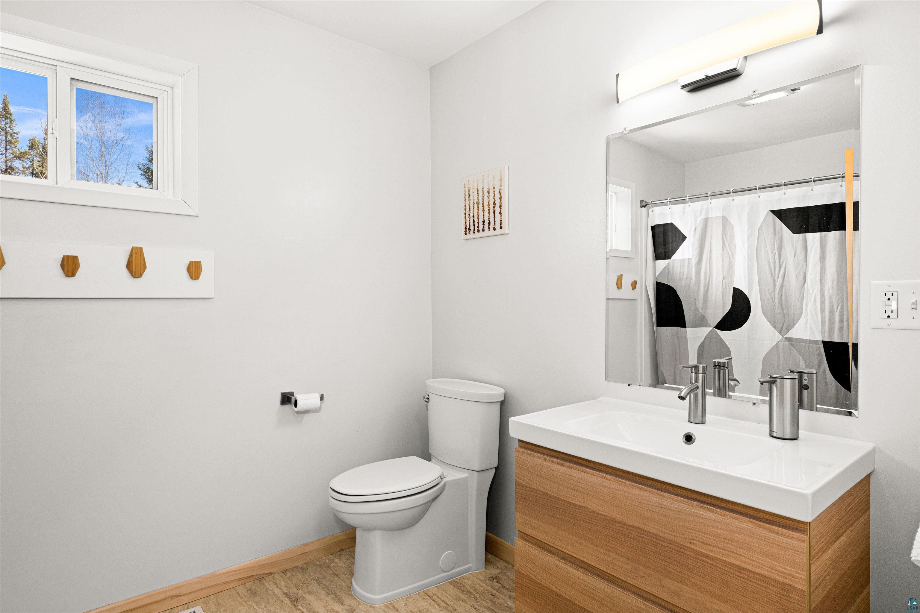 5638 Bergquist Road Duluth, MN 55804 - Photo 32 of 43 Large Full bath featuring tub/shower, toilet & vanity.