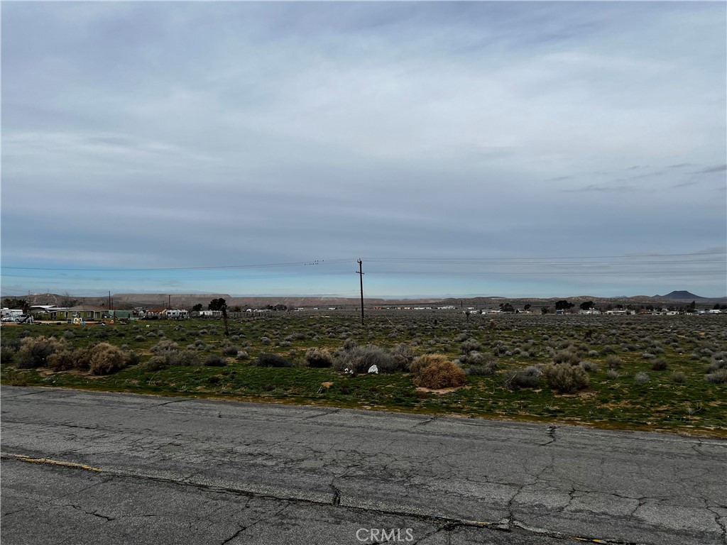 0 20 20 Mule Team Road Boron, CA 93516 - Photo 3 of 22 a view of a city
