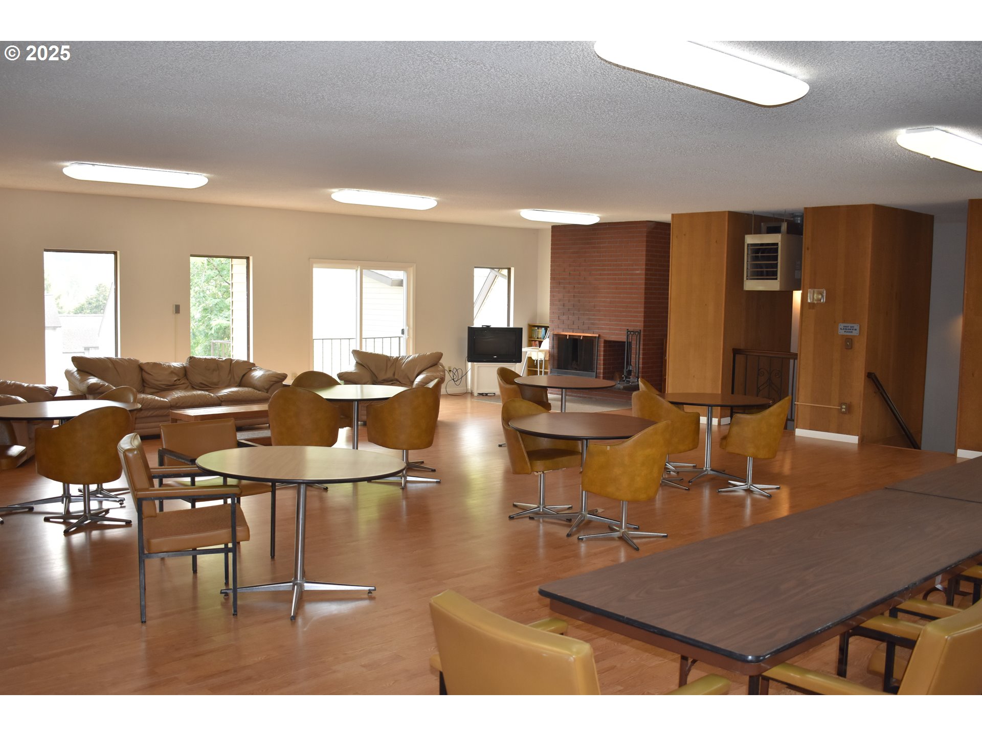 200 Southwest Florence Avenue, Unit C6 Gresham, OR 97080 - Photo 20 of 21 a living room with lots of table and chairs