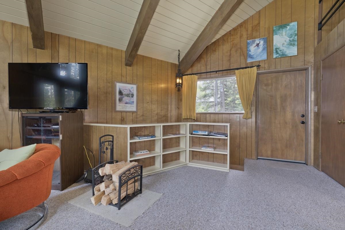 2563 Old Mammoth Road Mammoth Lakes, CA 93546 - Photo 27 of 49 a view of livingroom with furniture