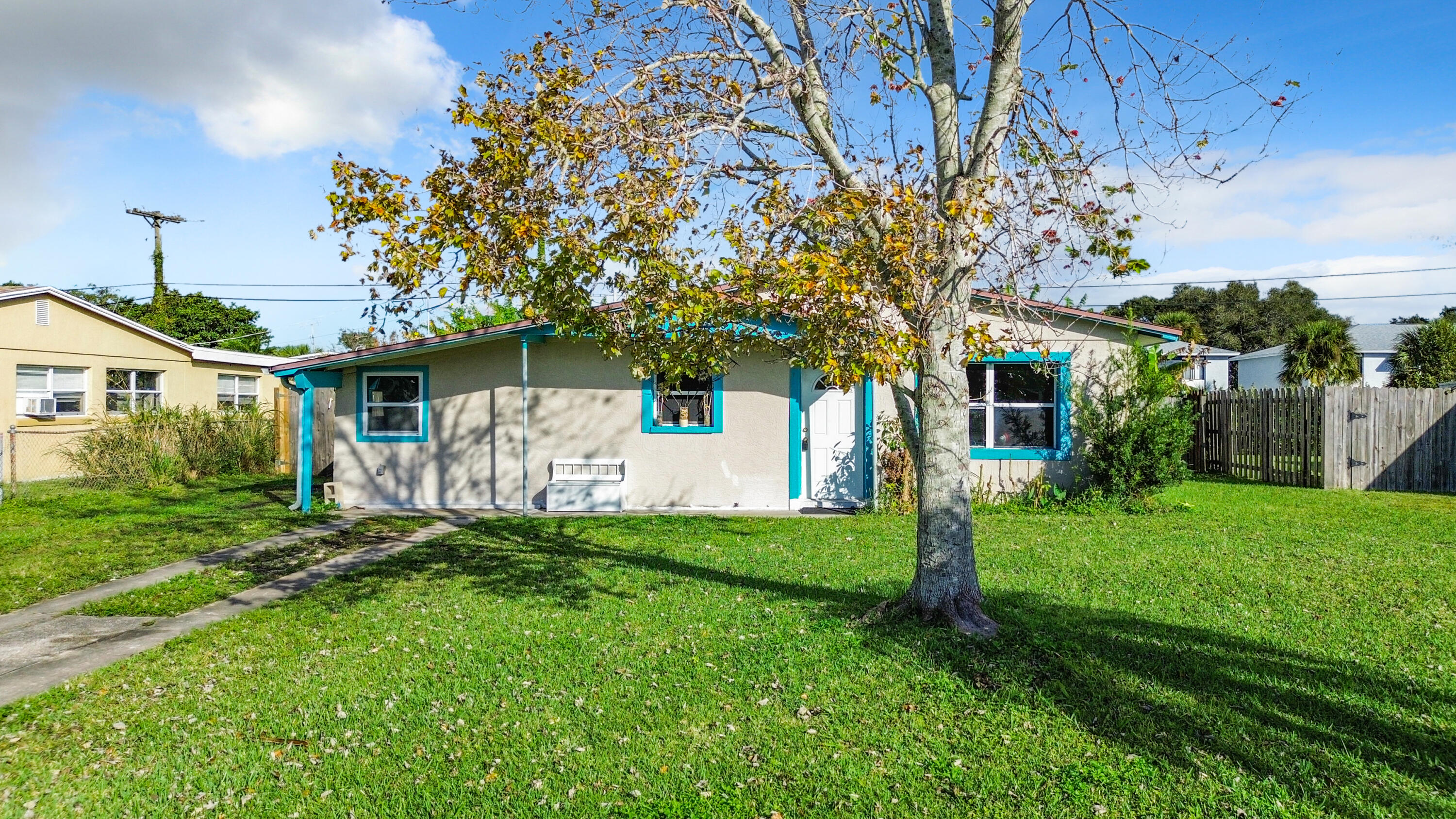 1956 Nottingham Road Melbourne, FL 32935 - Photo 2 of 32 a white house that has a tree in front of it