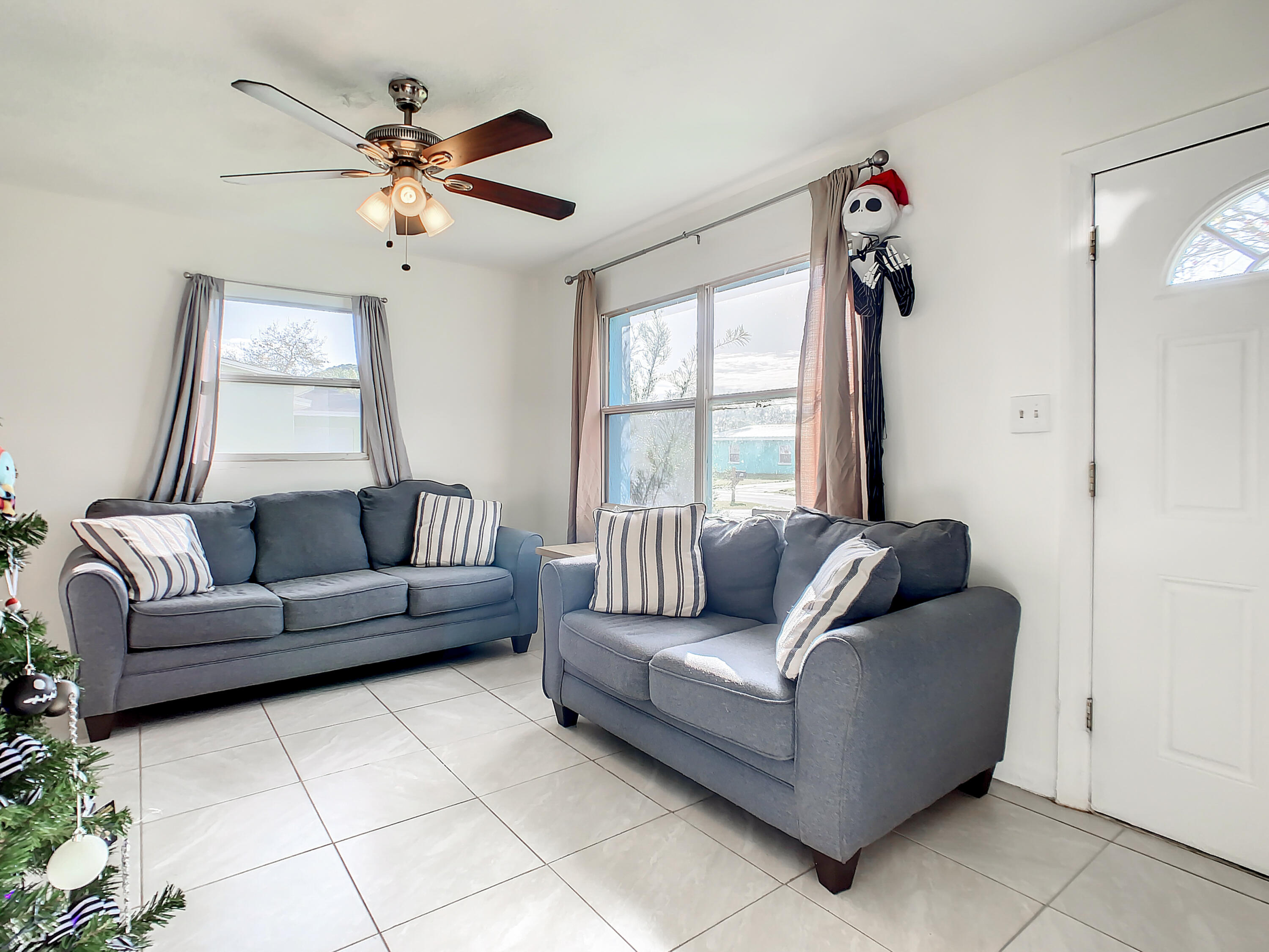 1956 Nottingham Road Melbourne, FL 32935 - Photo 5 of 32 a living room with furniture and a large window