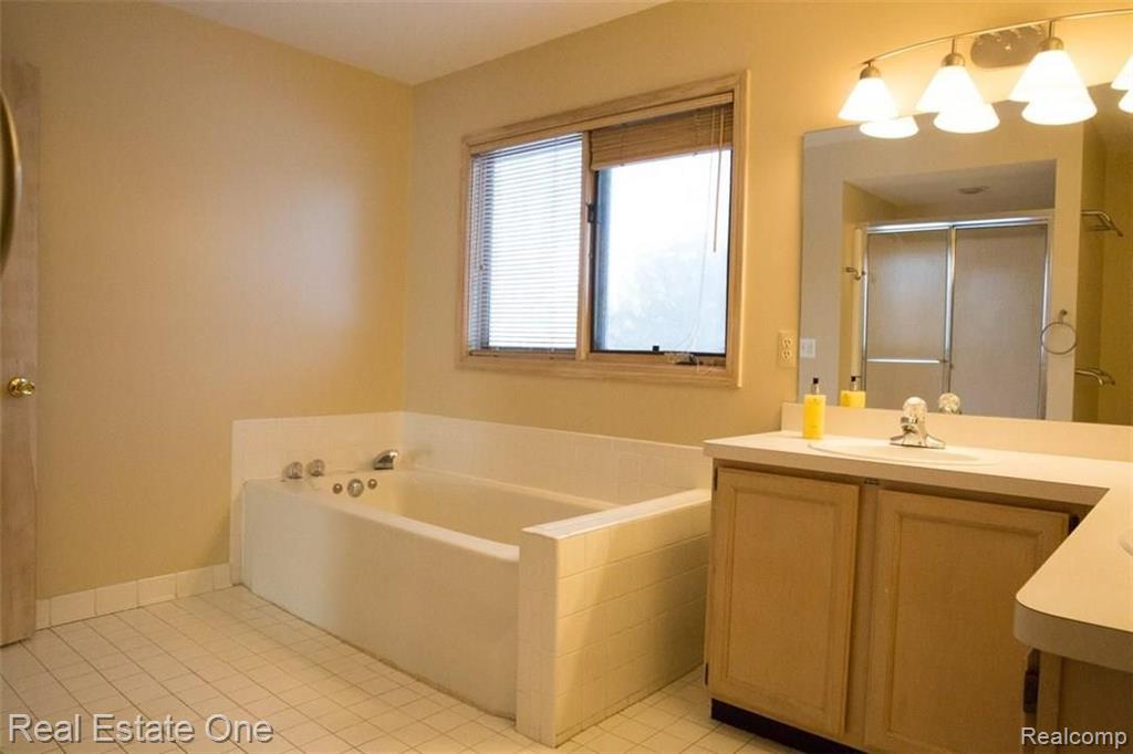 29800 Drake Road Farmington Hills, MI 48331 - Photo 31 of 44