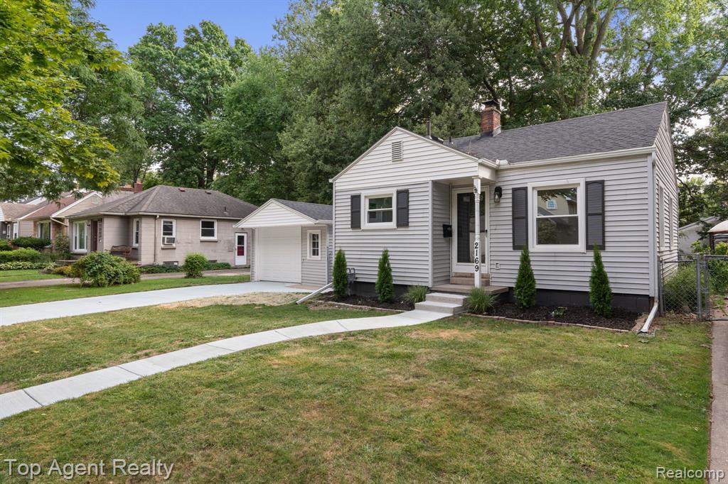 2169 Roslyn Road Grosse Pointe Woods, MI 48236 - Photo 29 of 43