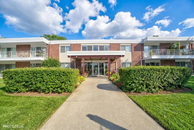 $165,000 | 100 Deborah Lane, Unit 16A, Wheeling, IL 60090