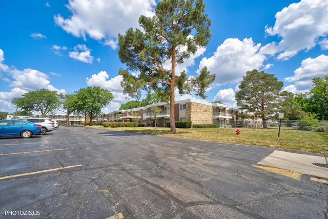 $165,000 | 100 Deborah Lane, Unit 16A, Wheeling, IL 60090