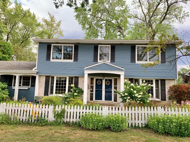 2785 Shannon Road Northbrook, IL 60062 - Photo 2 of 21 a front view of a house with a garden