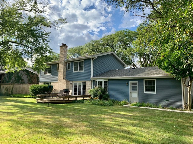 2785 Shannon Road Northbrook, IL 60062 - Photo 19 of 21 a front view of a house with a garden