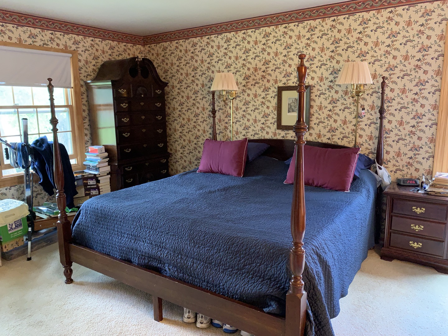 2785 Shannon Road Northbrook, IL 60062 - Photo 10 of 21 a bedroom with a bed and lamp