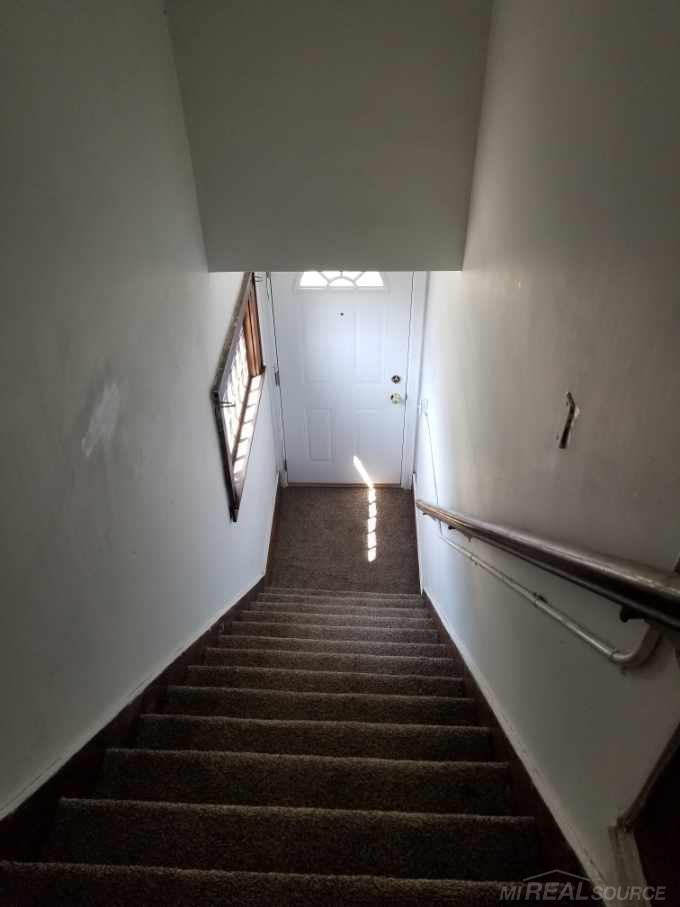 16476 Manchester Avenue, Unit 2 UPPER Eastpointe, MI 48021 - Photo 2 of 11