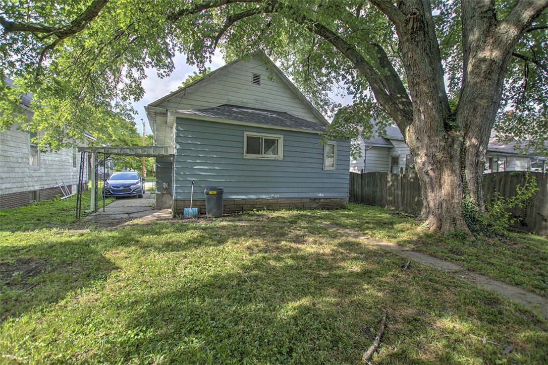 1645 East Wood Street Decatur, IL 62521 - Photo 5 of 8 a backyard of a house with seating space
