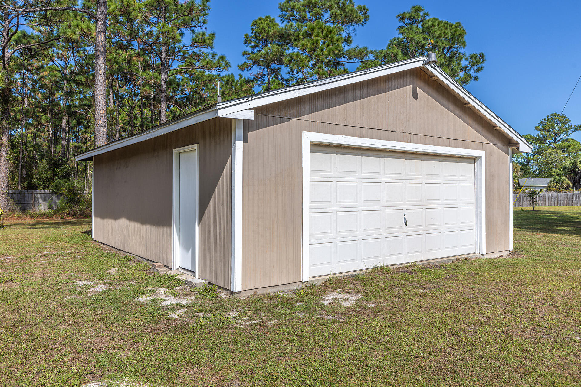 2023 Shannon Road Navarre, FL 32566 - Photo 18 of 26 Garage