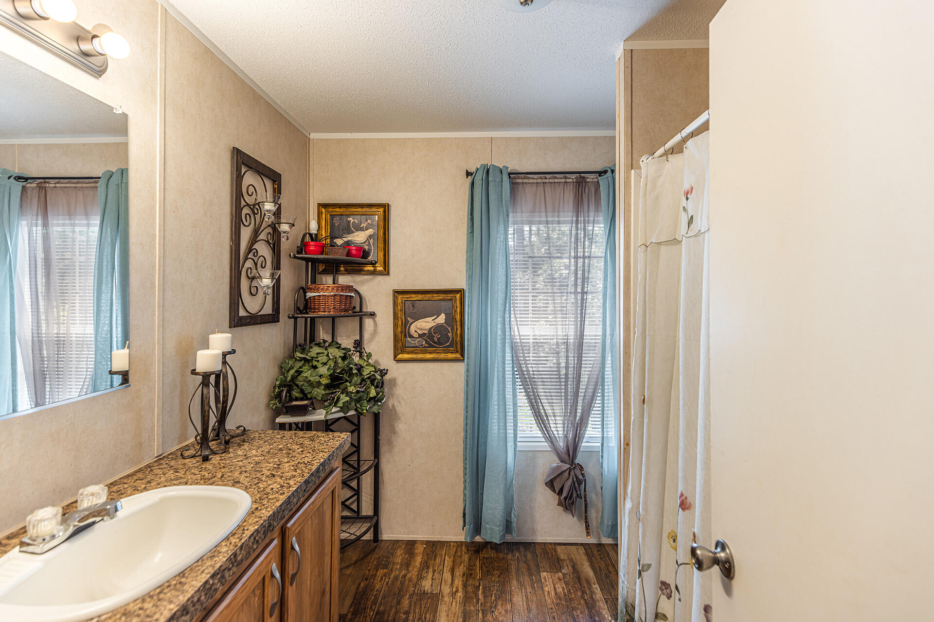 2023 Shannon Road Navarre, FL 32566 - Photo 9 of 26 Master Bath