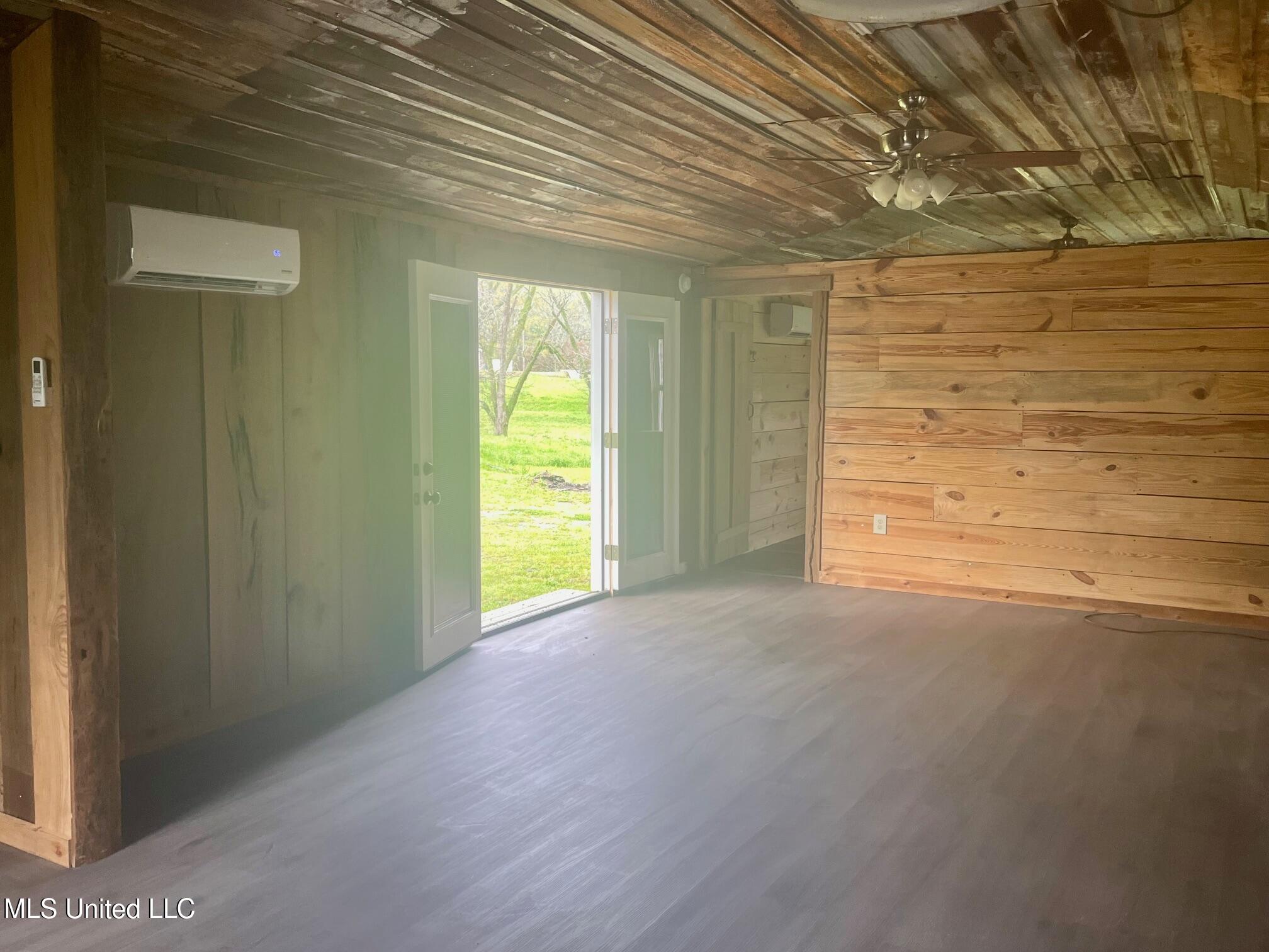 17 B Street Bay Springs, MS 39422 - Photo 14 of 28 Living with Rear Entry View