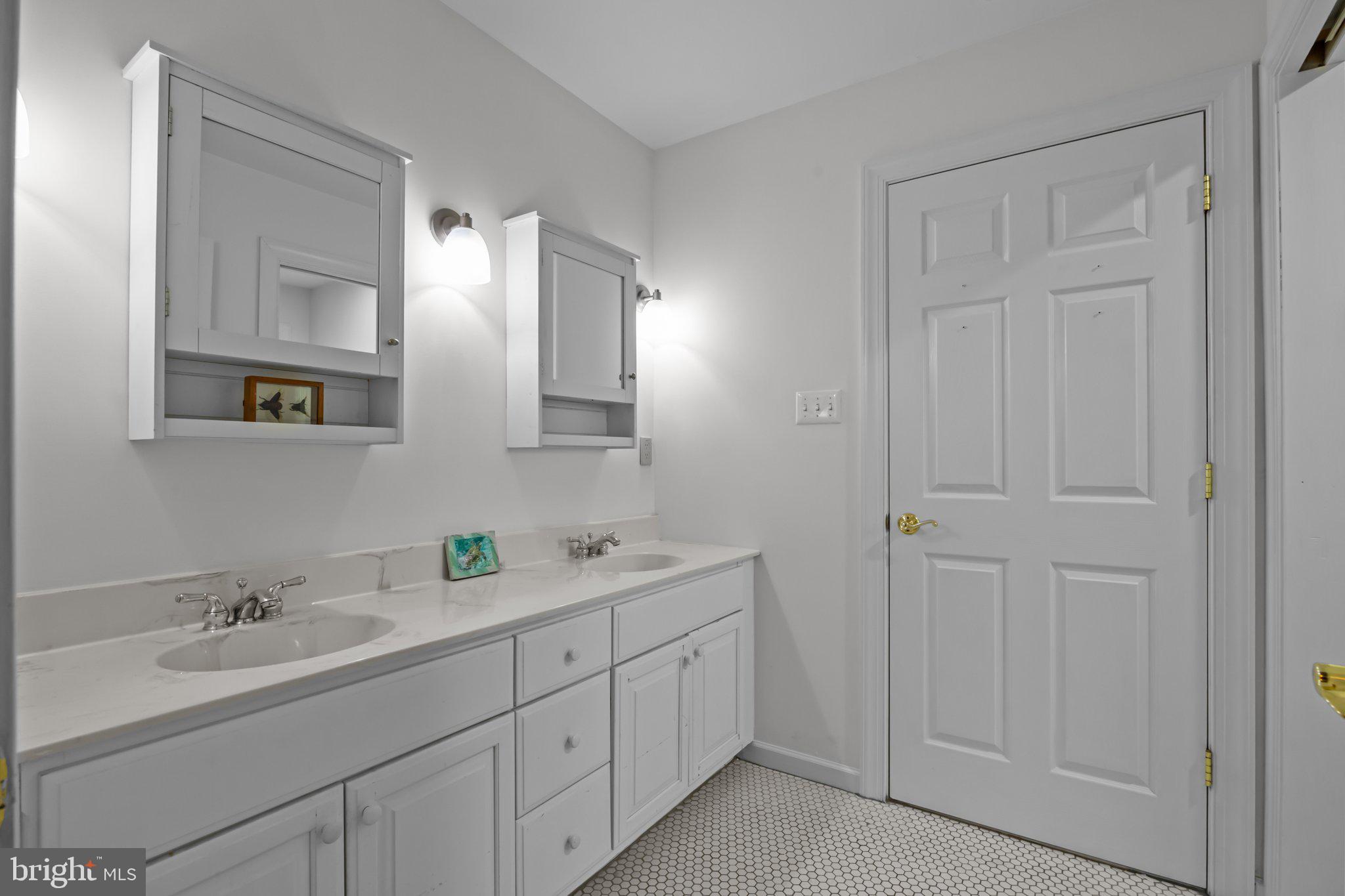 565 Linton Hill Road Newtown, PA 18940 - Photo 32 of 46 Jack and Jill bath