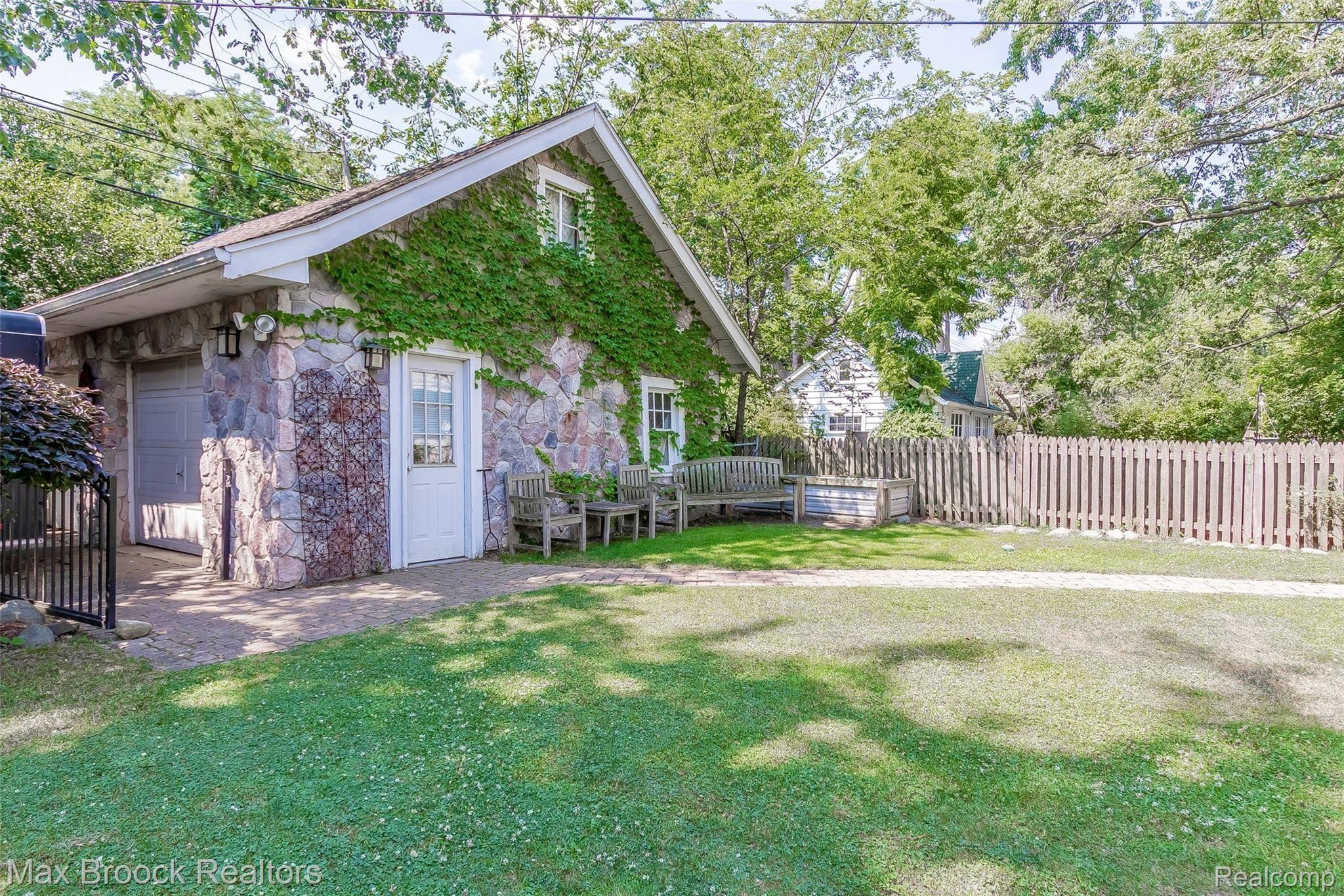 2280 Yorkshire Road Birmingham, MI 48009 - Photo 17 of 18 Two Car Detached Garage.jpg