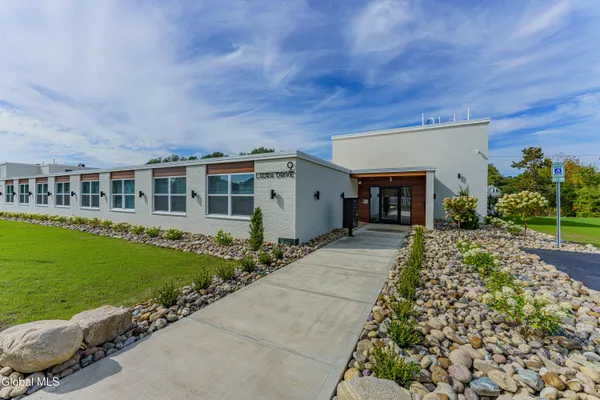 $1,695 | 9 Laura Drive, Unit 105, Cohoes, NY 12047