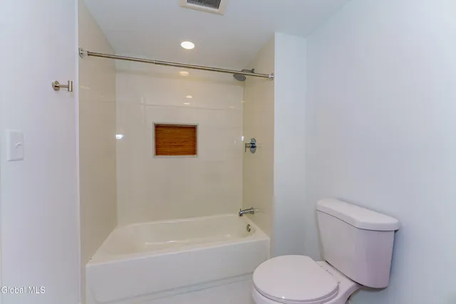 $1,695 | 9 Laura Drive, Unit 105, Cohoes, NY 12047