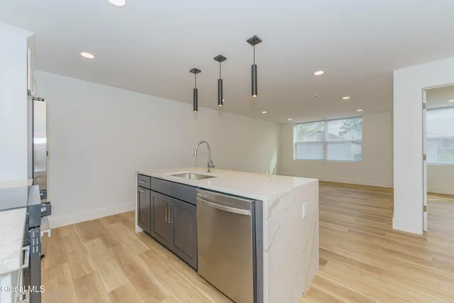 $1,695 | 9 Laura Drive, Unit 105, Cohoes, NY 12047