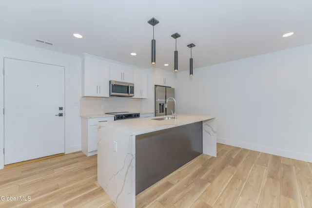 $1,695 | 9 Laura Drive, Unit 105, Cohoes, NY 12047