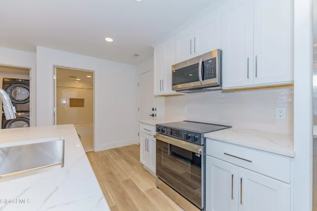 $1,695 | 9 Laura Drive, Unit 105, Cohoes, NY 12047