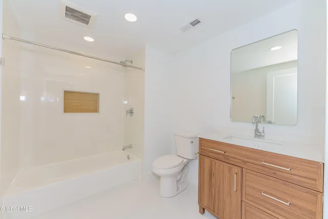 $1,695 | 9 Laura Drive, Unit 105, Cohoes, NY 12047