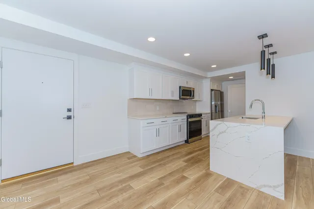 $1,695 | 9 Laura Drive, Unit 105, Cohoes, NY 12047