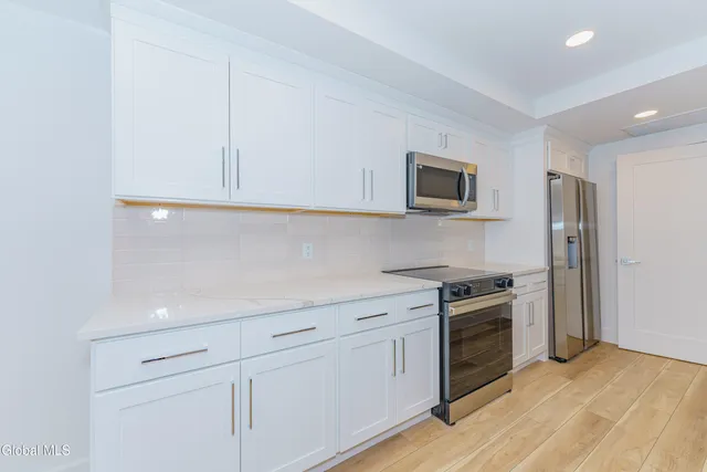 $1,695 | 9 Laura Drive, Unit 105, Cohoes, NY 12047