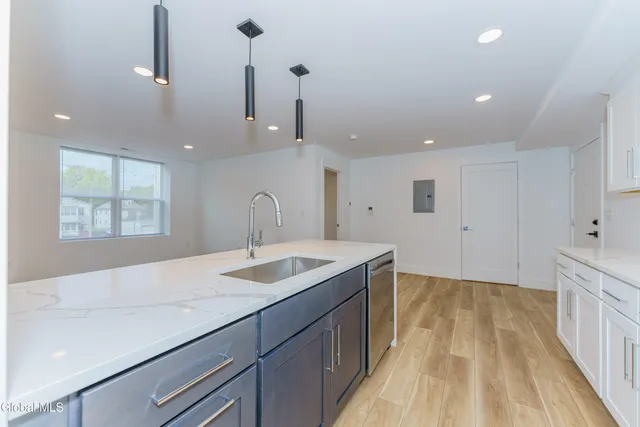 $1,695 | 9 Laura Drive, Unit 105, Cohoes, NY 12047