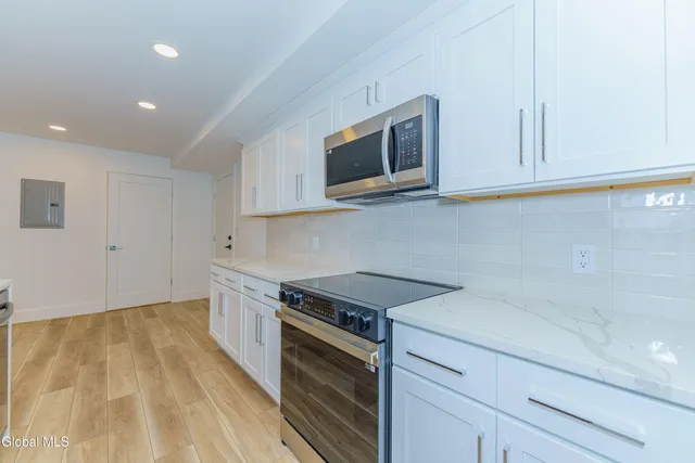 $1,695 | 9 Laura Drive, Unit 105, Cohoes, NY 12047