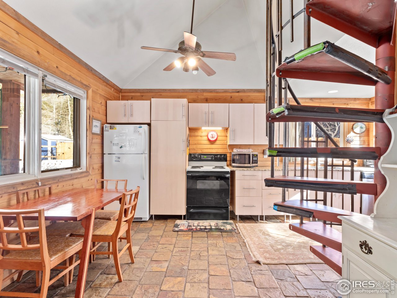 2817 Riverside Drive Lyons, CO 80540 - Photo 10 of 27 dining area
