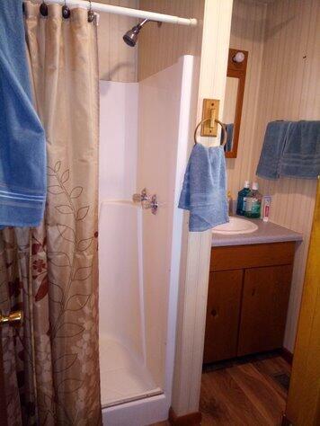 139 Fulton Road Harrogate, TN 37752 - Photo 11 of 38 5. Up Mstr Bed bath1
