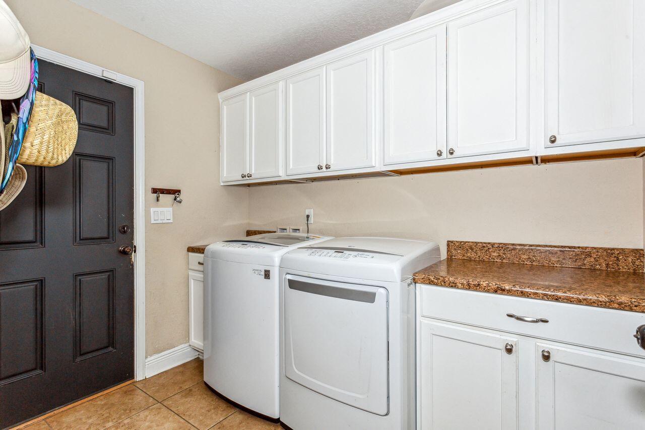 6256 Evan Circle Crestview, FL 32536 - Photo 31 of 46 a utility room with dryer and washer