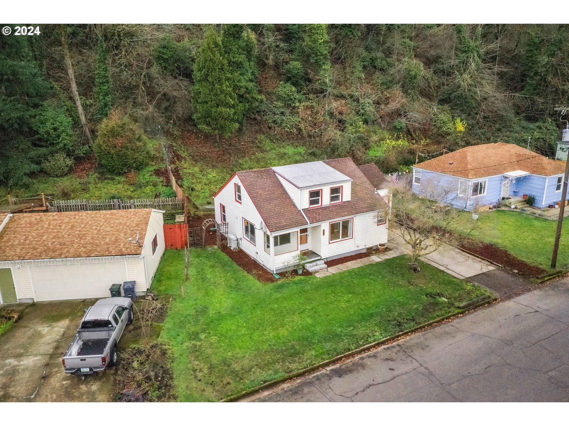 840 Kelly Boulevard Springfield, OR 97477 - Photo 3 of 27 a aerial view of a house with a yard