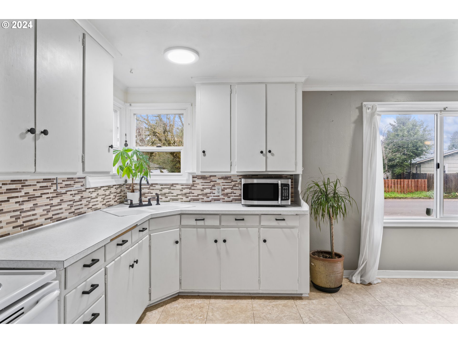 840 Kelly Boulevard Springfield, OR 97477 - Photo 8 of 27 a kitchen with a sink and cabinets