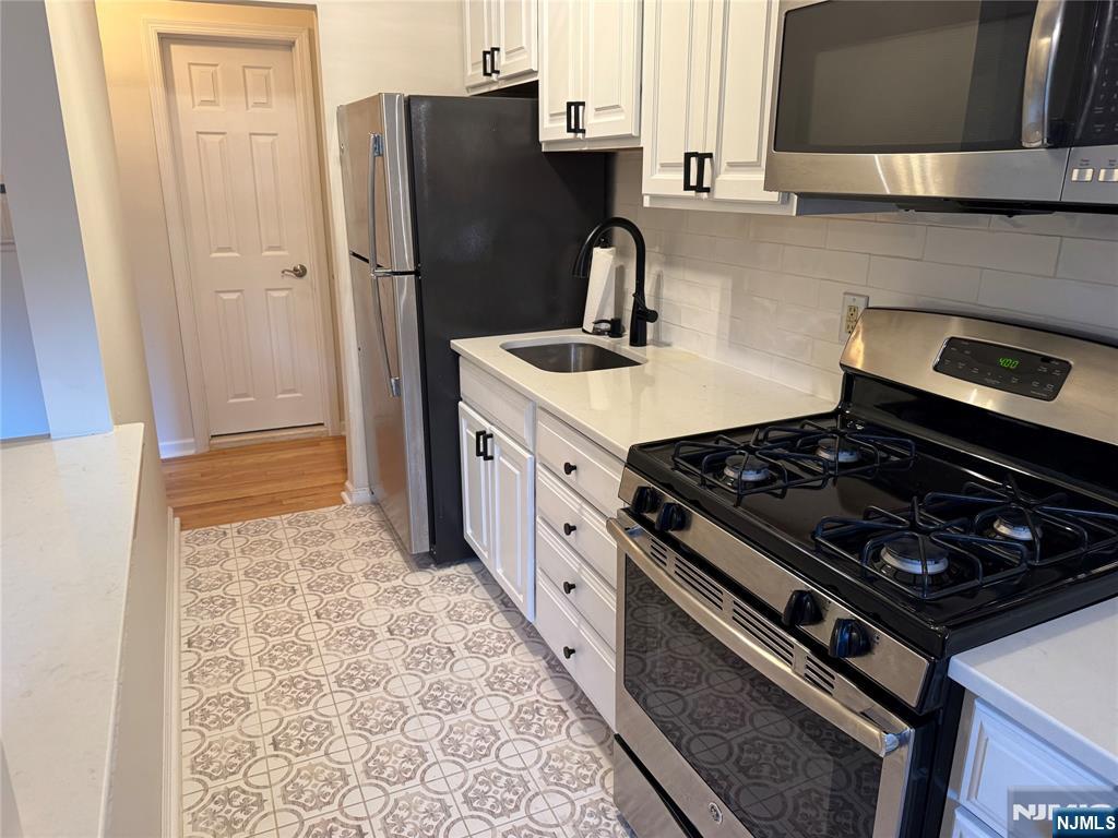 511 Washington Drive Ramsey, NJ 07446 - Photo 3 of 8 a kitchen with a stove and a refrigerator