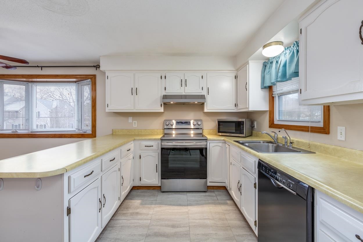 169 Weston Road Manchester, NH 03103 - Photo 3 of 40