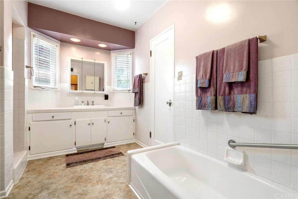 4682 Sunnyside Drive Riverside, CA 92506 - Photo 20 of 35 Hallway bathroom with separate tub and shower.