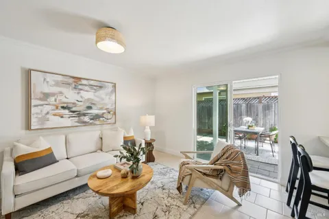 $825,000 | 215 Hemlock Drive, Healdsburg, CA 95448