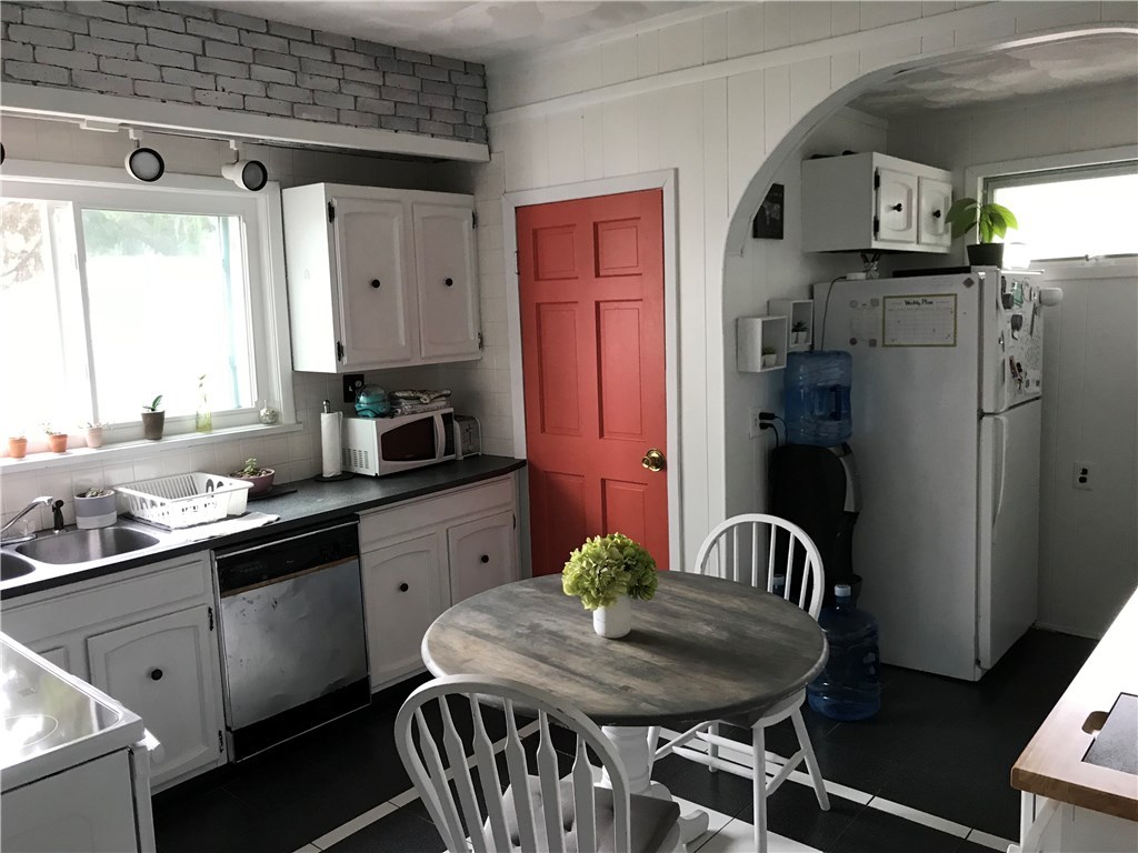 19 Hemalin Road Cranston, RI 02910 - Photo 8 of 30