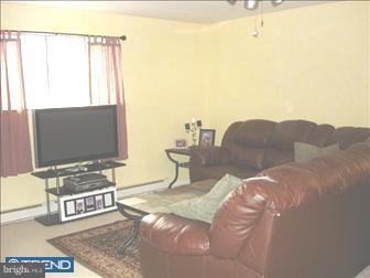 400 Glendale Road, Unit C32 Havertown, PA 19083 - Photo 1 of 5 Living Room