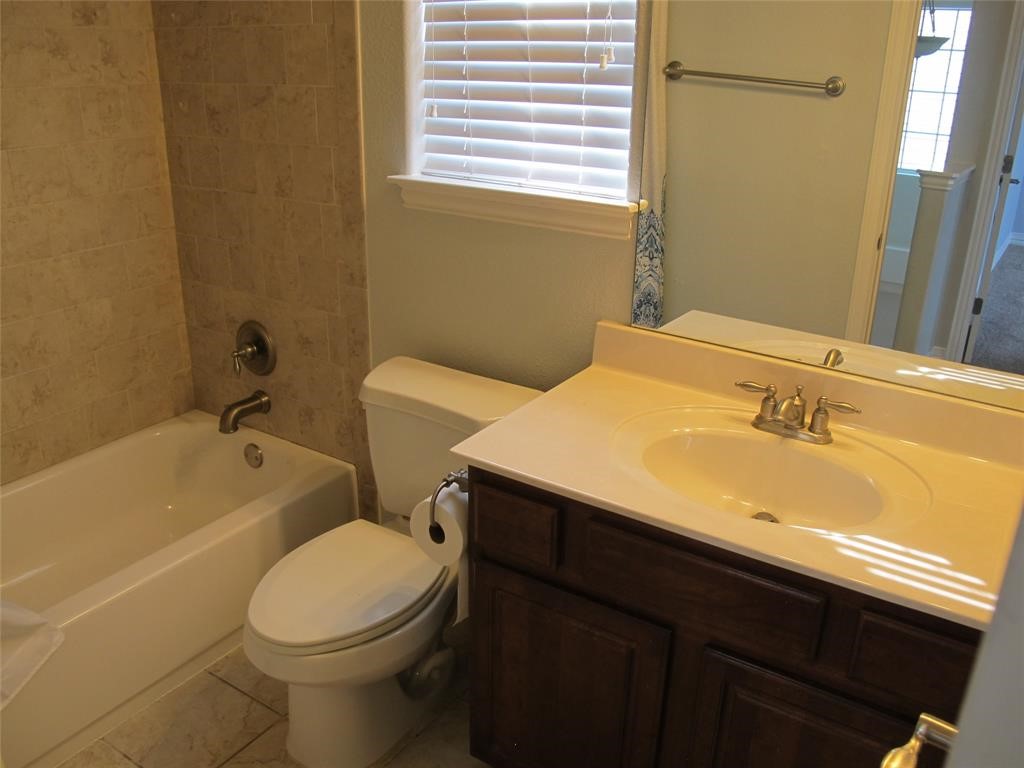 6715 Windrift Way, Unit 15 Austin, TX 78745 - Photo 31 of 37 a bathroom with a sink a toilet and bathtub