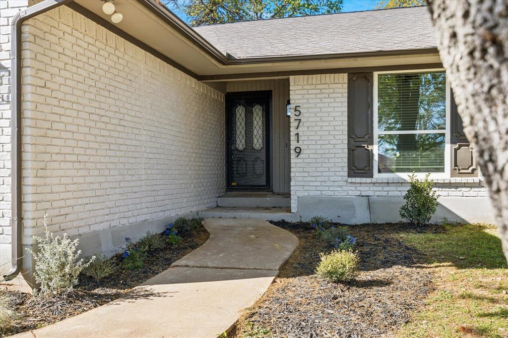 5719 Valley Ridge Court Arlington, TX 76017 - Photo 3 of 28