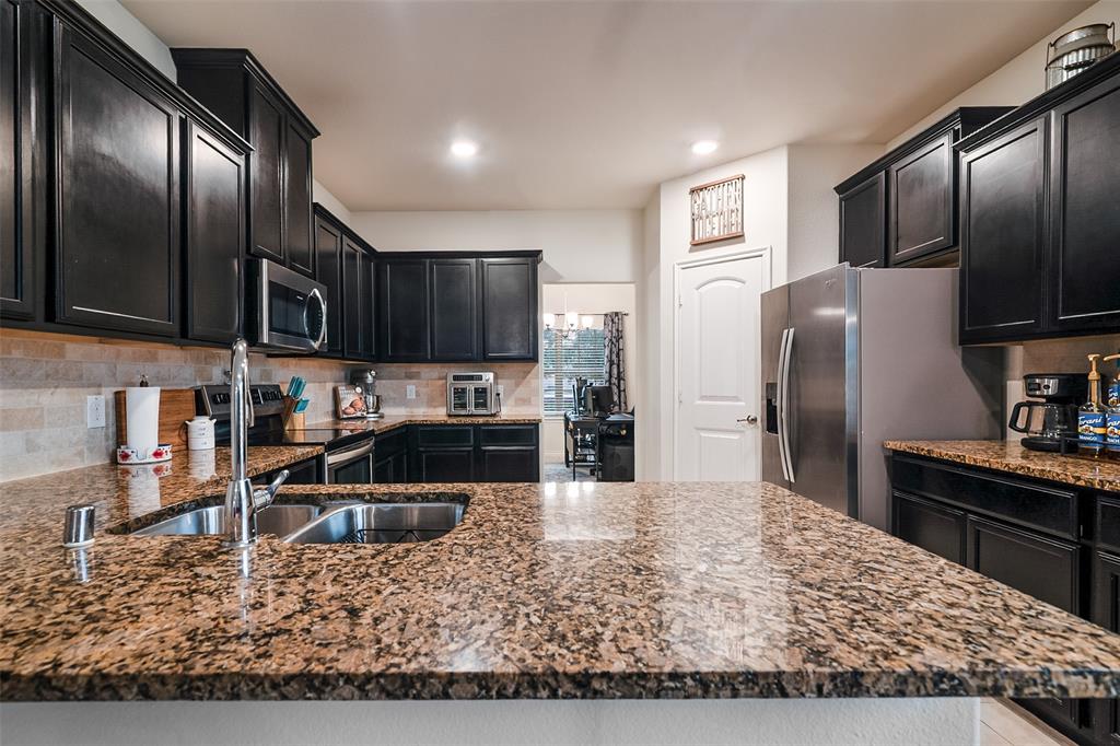 1733 Beasley Street Van Alstyne, TX 75495 - Photo 7 of 32