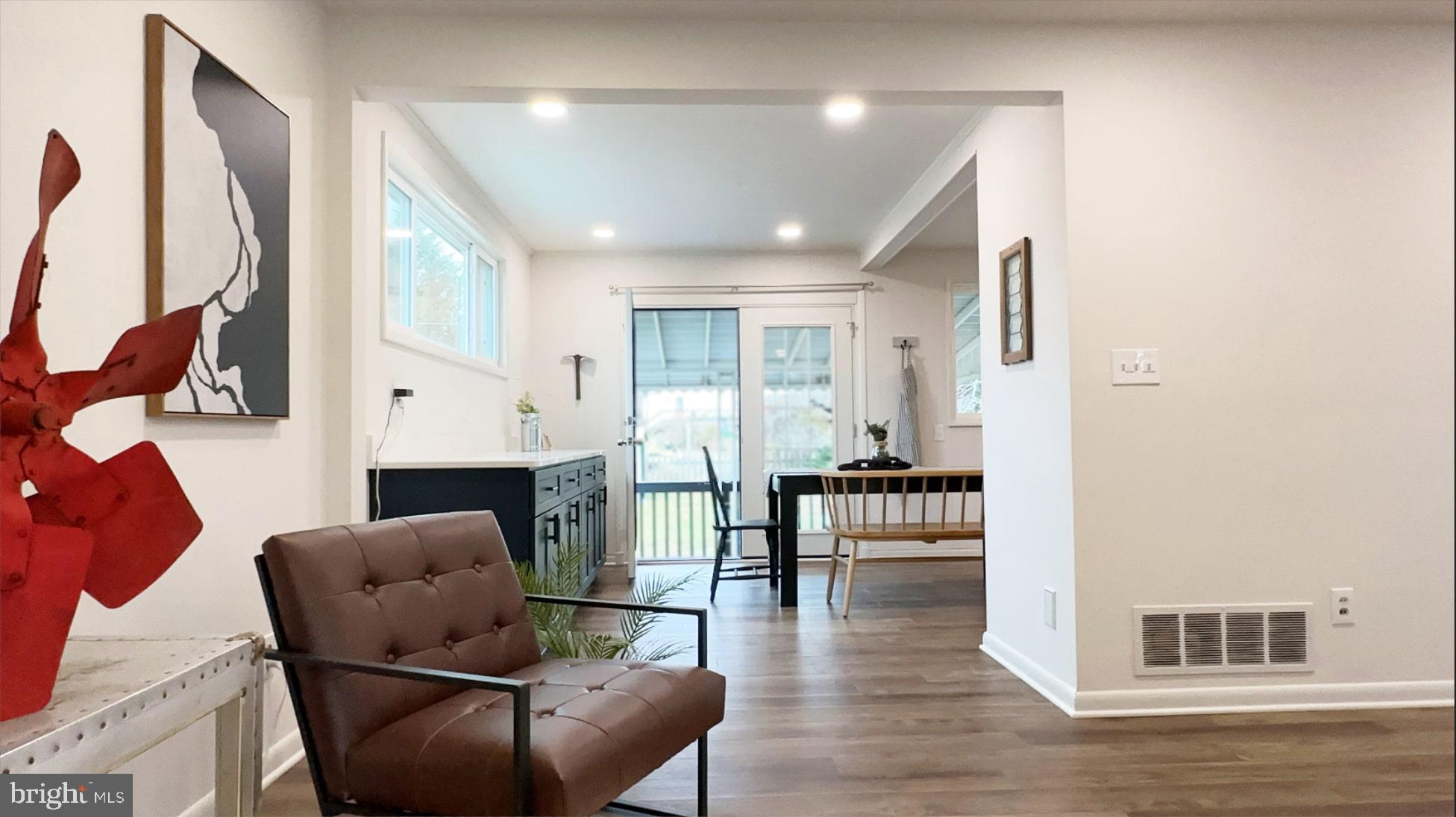 8802 Ashford Road Parkville, MD 21234 - Photo 3 of 39 a living room with furniture and a table